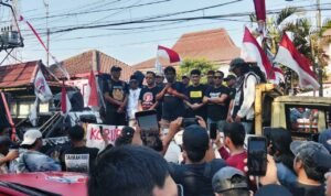 Foto : Aksi demo AMPB di depan Kantor DPRD Kabupaten Pati, Kamis (13/08/2026) sore. (Sumber. Mitrapost.com/ Ilham)