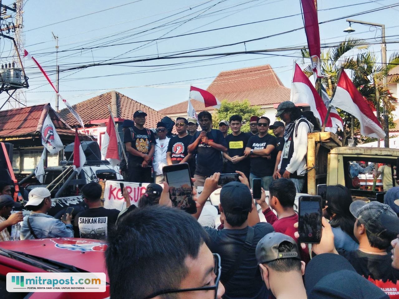 Foto : Aksi demo AMPB di depan Kantor DPRD Kabupaten Pati, Kamis (13/08/2026) sore. (Sumber. Mitrapost.com/ Ilham)