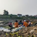 Foto : Ngopi sore di dasar sungai Silugonggo tepat Desa Banjarsari Kecamatan Gabus Pati, Jum'at (21/08/2026). (Sumber. Mitrapost.com/ Ilham) Foto : Ngopi sore di dasar sungai Silugonggo tepat Desa Banjarsari Kecamatan Gabus Pati, Jum'at (21/08/2026). (Sumber. Mitrapost.com/ Ilham)