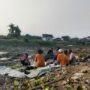 Foto : Ngopi sore di dasar sungai Silugonggo tepat Desa Banjarsari Kecamatan Gabus Pati, Jum'at (21/08/2026). (Sumber. Mitrapost.com/ Ilham)