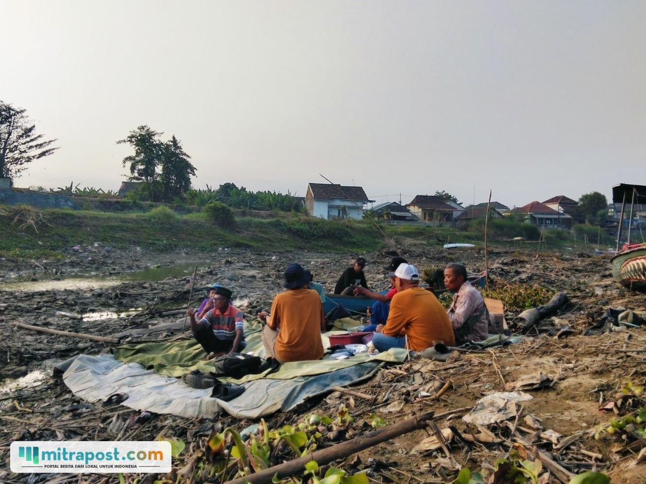 Foto : Ngopi sore di dasar sungai Silugonggo tepat Desa Banjarsari Kecamatan Gabus Pati, Jum'at (21/08/2026). (Sumber. Mitrapost.com/ Ilham)