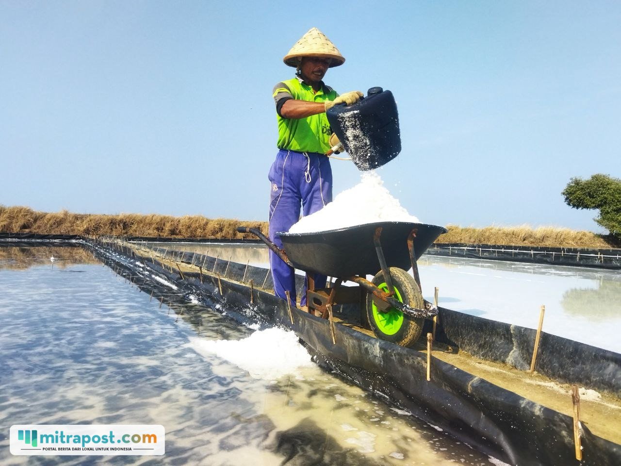 Foto : lahan garam di Kabupaten Pati, belum lama ini. (Sumber. Mitrapost.com/ Ilham) Petambak