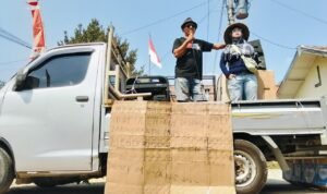Foto : Korlap Tamber di Desa Tambahmulyo, Kecamatan Jakenan lakukan orasi depan Kantor Balai Desa Tambahmulyo. (Sumber. Mitrapost.com/ Ilham) Foto : Korlap Tamber di Desa Tambahmulyo, Kecamatan Jakenan lakukan orasi depan Kantor Balai Desa Tambahmulyo. (Sumber. Mitrapost.com/ Ilham)