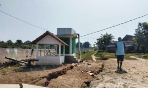 Foto : Tanah ambles di pinggir Sungai Silugonggo Desa Tondomulyo, Kecamatan Jakenan Pati. (Sumber. Mitrapost.com/ Ilham)