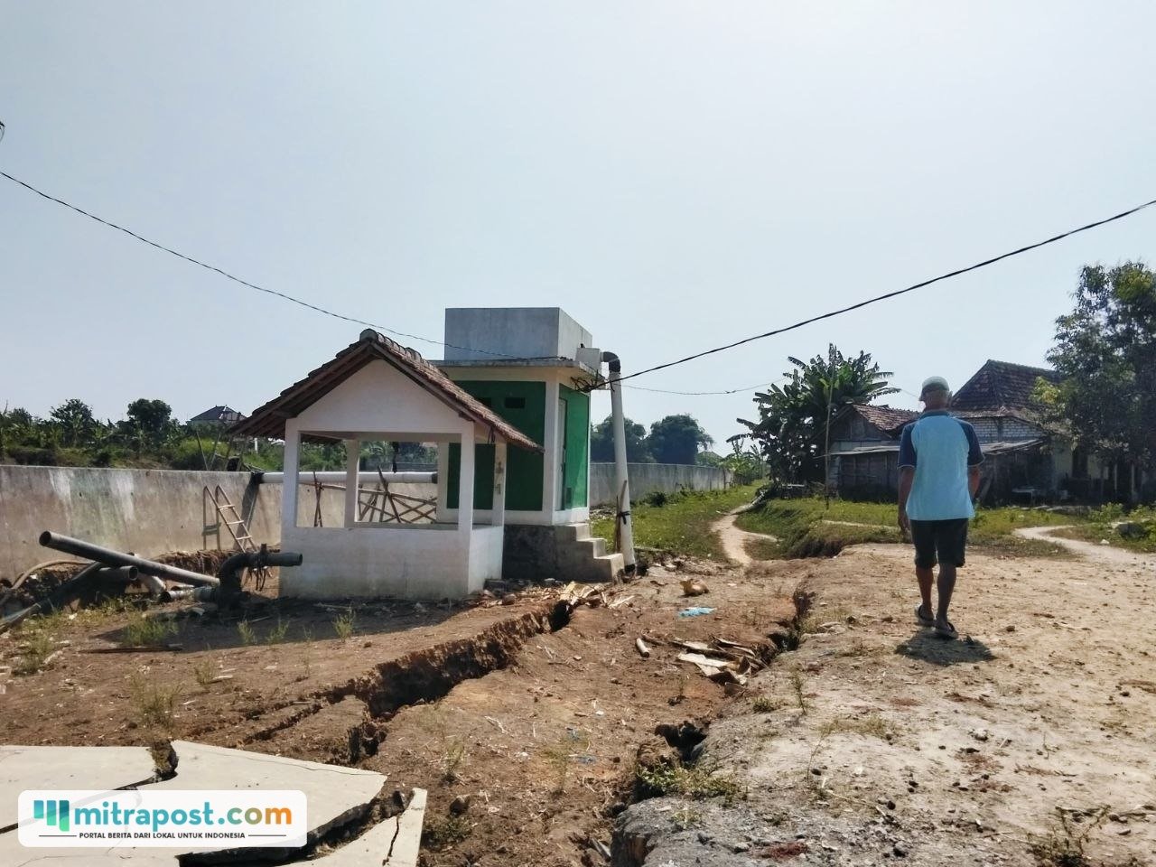 Foto : Tanah ambles di pinggir Sungai Silugonggo Desa Tondomulyo, Kecamatan Jakenan Pati. (Sumber. Mitrapost.com/ Ilham)