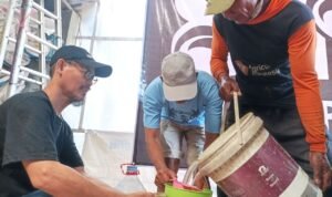 Foto : Pembuatan Nitrobacter di Sekretariat Serikat Petani Pati, Kamis (27/08/2026). (Sumber. Mitrapost.com/ Ilham)