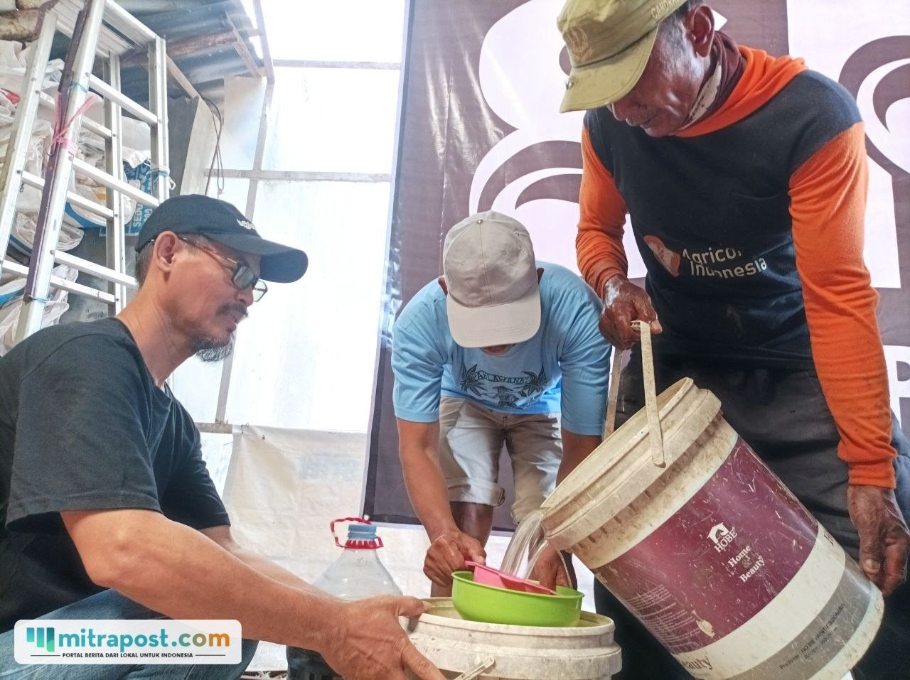Foto : Pembuatan Nitrobacter di Sekretariat Serikat Petani Pati, Kamis (27/08/2026). (Sumber. Mitrapost.com/ Ilham)