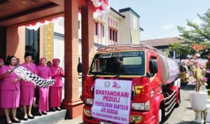 Foto : Polresta Pati, bersama Bhayangkari mendistribusikan bantuan air bersih ke sejumlah wilayah Pati. (Sumber. Mitrapost.com/ Ilham)