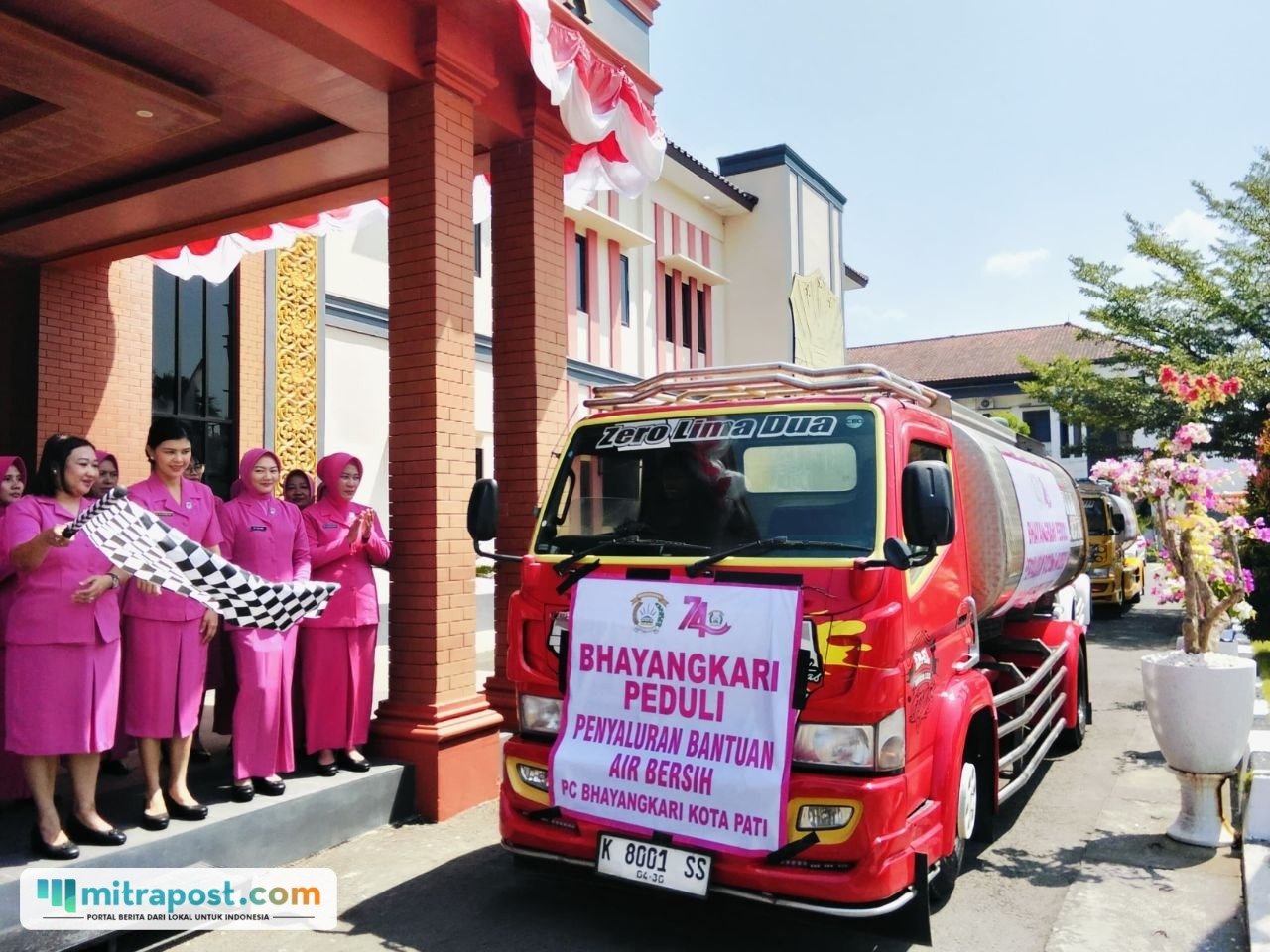 Foto : Polresta Pati, bersama Bhayangkari mendistribusikan bantuan air bersih ke sejumlah wilayah Pati. (Sumber. Mitrapost.com/ Ilham)