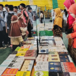 Foto : Pelajar melihat bacaan di GOR Pesantenan Pati. (Sumber. Mitrapost.com/ Ilham) Festival Literasi
