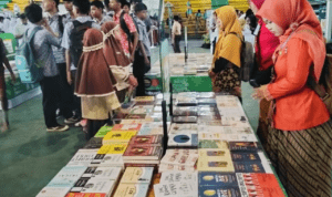 Foto : Pelajar melihat bacaan di GOR Pesantenan Pati. (Sumber. Mitrapost.com/ Ilham)