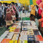 Foto : Pelajar melihat bacaan di GOR Pesantenan Pati. (Sumber. Mitrapost.com/ Ilham)
