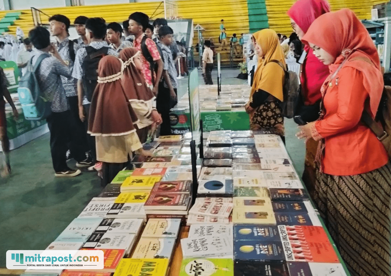 Foto : Pelajar melihat bacaan di GOR Pesantenan Pati. (Sumber. Mitrapost.com/ Ilham) Festival Literasi