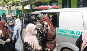 Foto : Seorang siswa di MTs N 3 Pati dinaikin ke mobil ambulan untuk dibawa ke RSUD Soewondo Pati. (Sumber. Mitrapost.com/ Ilham) Foto : Seorang siswa di MTs N 3 Pati dinaikin ke mobil ambulan untuk dibawa ke RSUD Soewondo Pati. (Sumber. Mitrapost.com/ Ilham)