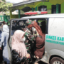 Foto : Seorang siswa di MTs N 3 Pati dinaikin ke mobil ambulan untuk dibawa ke RSUD Soewondo Pati. (Sumber. Mitrapost.com/ Ilham)