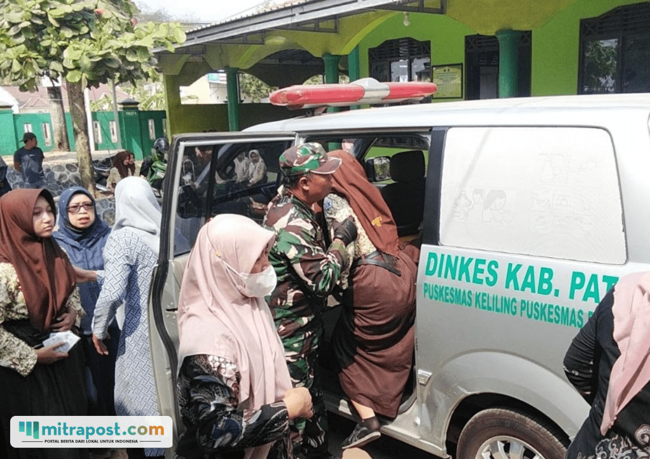 Foto : Seorang siswa di MTs N 3 Pati dinaikin ke mobil ambulan untuk dibawa ke RSUD Soewondo Pati. (Sumber. Mitrapost.com/ Ilham)