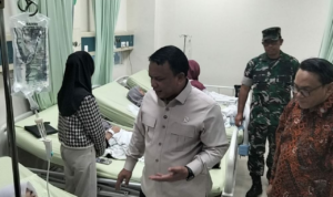 Foto : Wakil Kepala BGN, Trenggono melihat kondisi siswa di RS KSH Pati. (Sumber. Mitrapost.com/ Ilham) Foto : Wakil Kepala BGN, Trenggono melihat kondisi siswa di RS KSH Pati. (Sumber. Mitrapost.com/ Ilham)