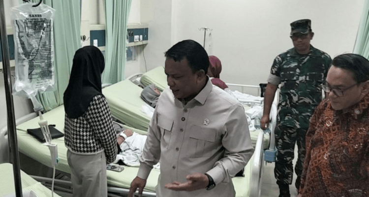 Foto : Wakil Kepala BGN, Trenggono melihat kondisi siswa di RS KSH Pati. (Sumber. Mitrapost.com/ Ilham) Foto : Wakil Kepala BGN, Trenggono melihat kondisi siswa di RS KSH Pati. (Sumber. Mitrapost.com/ Ilham)