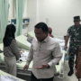 Foto : Wakil Kepala BGN, Trenggono melihat kondisi siswa di RS KSH Pati. (Sumber. Mitrapost.com/ Ilham)