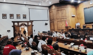 Foto : Puluhan warga Pati Audiensi di DPRD Pati soal tarif pajak BPHTB. (Sumber. Mitrapost.com/ Ilham)