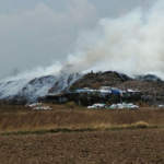 Foto : Gunungan sampah di TPS Plosojenar Pati terbakar. (Sumber. Mitrapost.com/ Ilham)