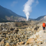 Badan Geologi Kementerian ESDM RI Peringatkan Adanya Bahaya di Balik Blue Fire di Gunung Papandayan