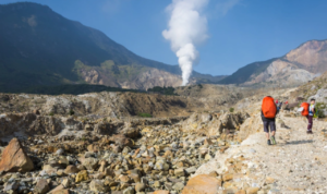 Badan Geologi Kementerian ESDM RI Peringatkan Adanya Bahaya di Balik Blue Fire di Gunung Papandayan