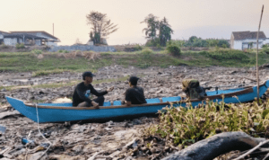 Foto : Sungai Silugonggo di Desa Banjarsari Kecamatan Gabus terlihat kering. (Sumber. Mitrapost.com/ Ilham)