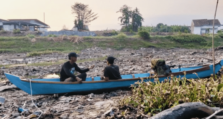 Foto : Sungai Silugonggo di Desa Banjarsari Kecamatan Gabus terlihat kering. (Sumber. Mitrapost.com/ Ilham)