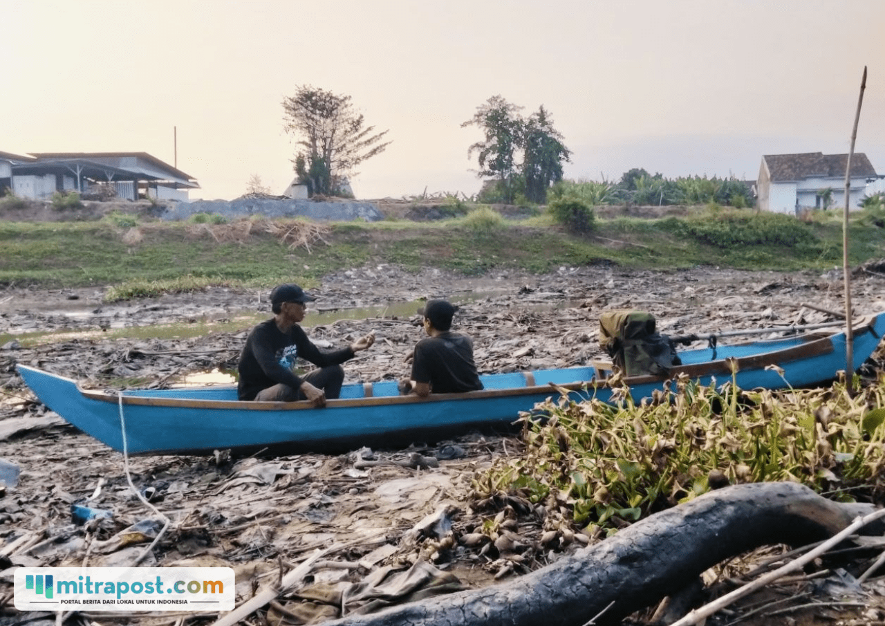 Foto : Sungai Silugonggo di Desa Banjarsari Kecamatan Gabus terlihat kering. (Sumber. Mitrapost.com/ Ilham)