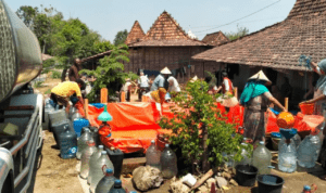 Foto : Droping bantuan kekeringan di Desa Kletek Kecamatan Pucakwangi. (Sumber. Mitrapost.com/ Ilham)