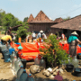 Foto : Droping bantuan kekeringan di Desa Kletek Kecamatan Pucakwangi. (Sumber. Mitrapost.com/ Ilham)