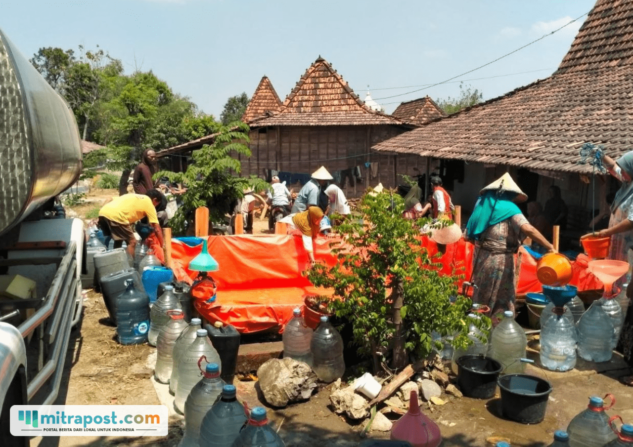 Foto : Droping bantuan kekeringan di Desa Kletek Kecamatan Pucakwangi. (Sumber. Mitrapost.com/ Ilham)