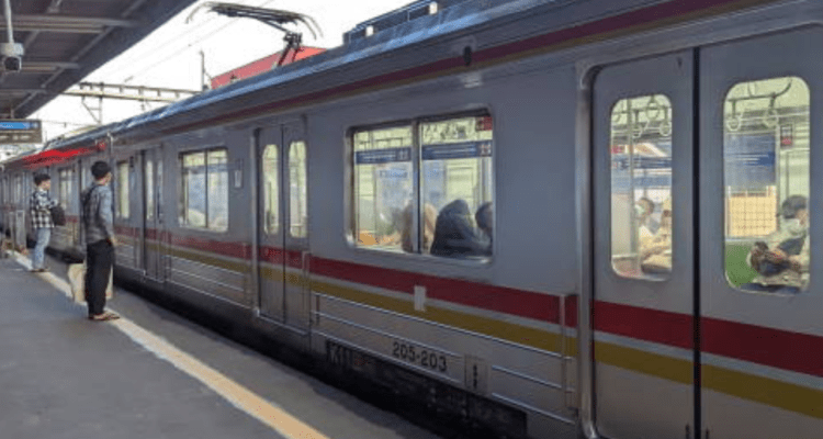 Ada Asap yang Muncul dari HP, Penumpang KRL Berhamburan di Stasiun Rawa Buntu
