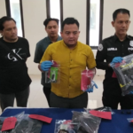 Foto : Polisi menunjukkan barang bukti saat konferensi pers di Polresta Pati. (Sumber. Mitrapost.com/ Ilham)