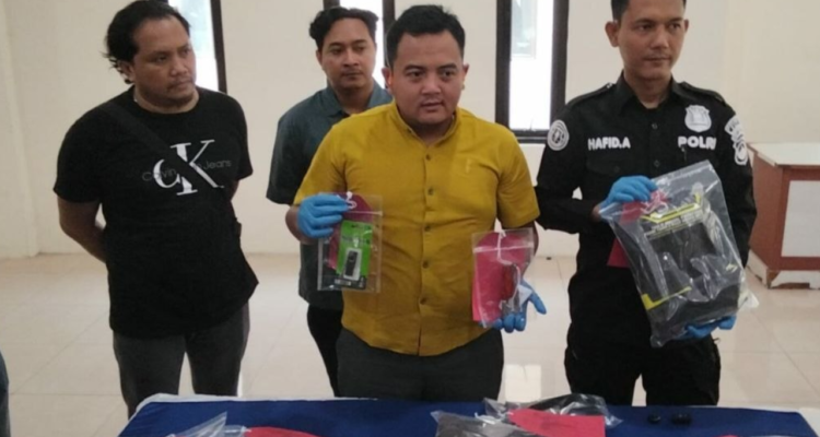 Foto : Polisi menunjukkan barang bukti saat konferensi pers di Polresta Pati. (Sumber. Mitrapost.com/ Ilham) Foto : Polisi menunjukkan barang bukti saat konferensi pers di Polresta Pati. (Sumber. Mitrapost.com/ Ilham)