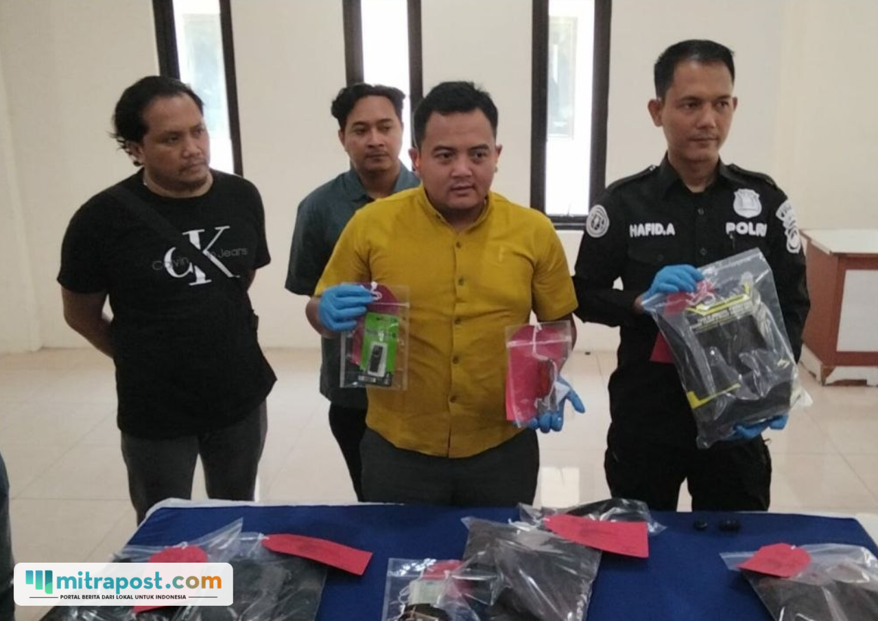 Foto : Polisi menunjukkan barang bukti saat konferensi pers di Polresta Pati. (Sumber. Mitrapost.com/ Ilham)