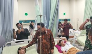 Foto : Plt Bupati Pati Risma Ardhi Chandra menengok kondisi siswa di RS KSH Pati. (Sumber. Mitrapost.com/ Ilham)
