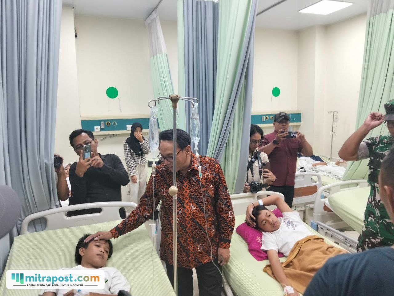Foto : Plt Bupati Pati Risma Ardhi Chandra menengok kondisi siswa di RS KSH Pati. (Sumber. Mitrapost.com/ Ilham)