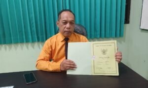 YAPI-sengketa-lahan Foto : Kuasa Hukum Yayasan Pendidikan Islam (YAPI), Ahmad Triswadi menunjukkan bukti SHM. (Sumber. Mitrapost.com/ Ilham)