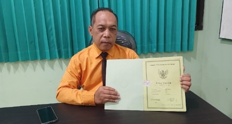 YAPI-sengketa-lahan Foto : Kuasa Hukum Yayasan Pendidikan Islam (YAPI), Ahmad Triswadi menunjukkan bukti SHM. (Sumber. Mitrapost.com/ Ilham)