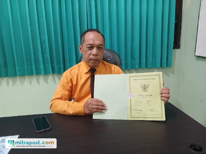 Foto : Kuasa Hukum Yayasan Pendidikan Islam (YAPI), Ahmad Triswadi menunjukkan bukti SHM. (Sumber. Mitrapost.com/ Ilham)