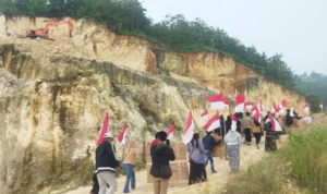 Foto : Aksi penolakan galian C di Pegunungan Kendeng, Kecamatan Sukolilo Pati, April 2025 lalu. (Sumber. Mitrapost.com/ Ilham)