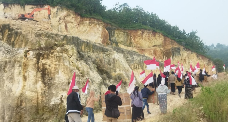 Foto : Aksi penolakan galian C di Pegunungan Kendeng, Kecamatan Sukolilo Pati, April 2025 lalu. (Sumber. Mitrapost.com/ Ilham) Foto : Aksi penolakan galian C di Pegunungan Kendeng, Kecamatan Sukolilo Pati, April 2025 lalu. (Sumber. Mitrapost.com/ Ilham)