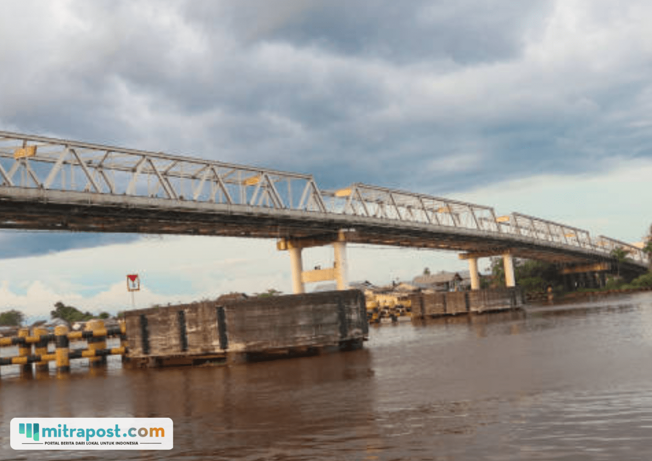 4 Bulan Kekeringan, Debit Air Sungai Kapuas Menyusut hingga Kapal Tongkang Batu Bara Mandek