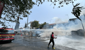 Foto : Damkar memadamkan kebakaran di Jalan Kalianyar Jalan Panunggulan terhadap 2 bengkel dan 1 tempat stempel. (Dok. Damkar Pati)