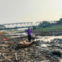 Foto : Nelayan di Desa Banjarsari Kecamatan Gabus menunjukkan Sungai Silugonggo mengering. (Sumber. Mitrapost.com/ Ilham) BBWS Pemali