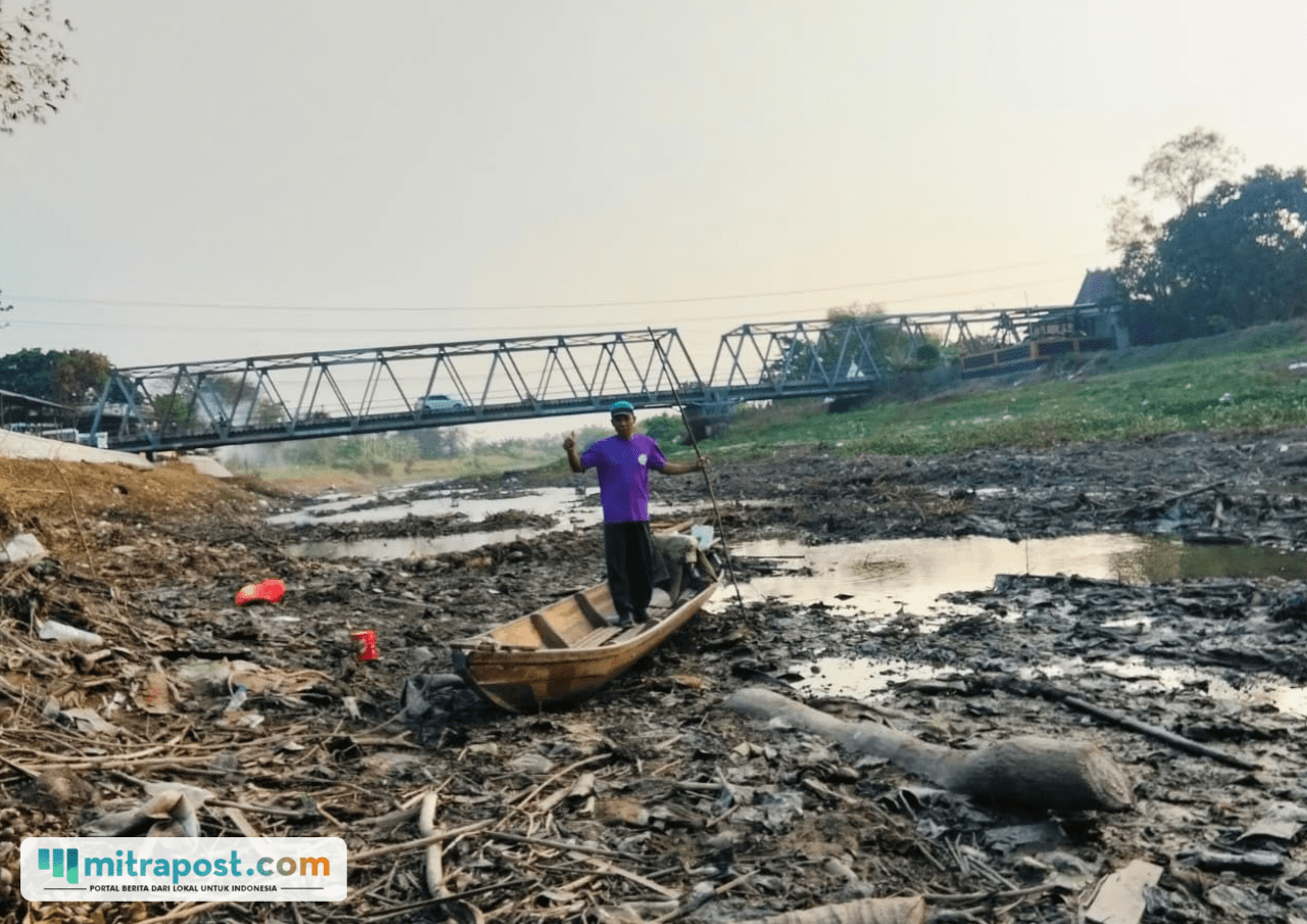 Foto : Nelayan di Desa Banjarsari Kecamatan Gabus menunjukkan Sungai Silugonggo mengering. (Sumber. Mitrapost.com/ Ilham) BBWS Pemali