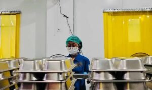 Foto : Seorang karyawan dapur SPPG di Pati tengah melakukan pembersihan tempat menu MBG, belum lama ini. (Sumber. Mitrapost.com/ Ilham)
