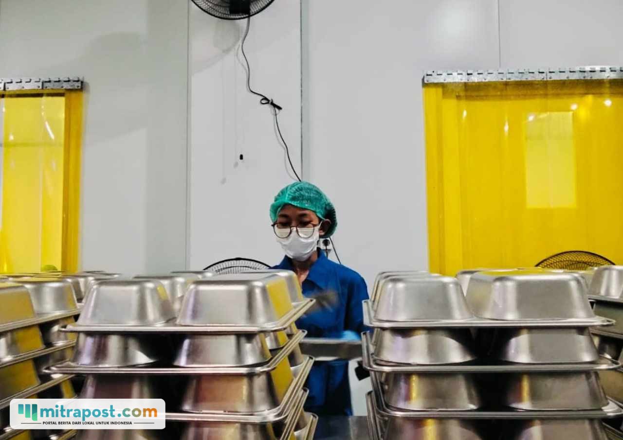 Foto : Seorang karyawan dapur SPPG di Pati tengah melakukan pembersihan tempat menu MBG, belum lama ini. (Sumber. Mitrapost.com/ Ilham)